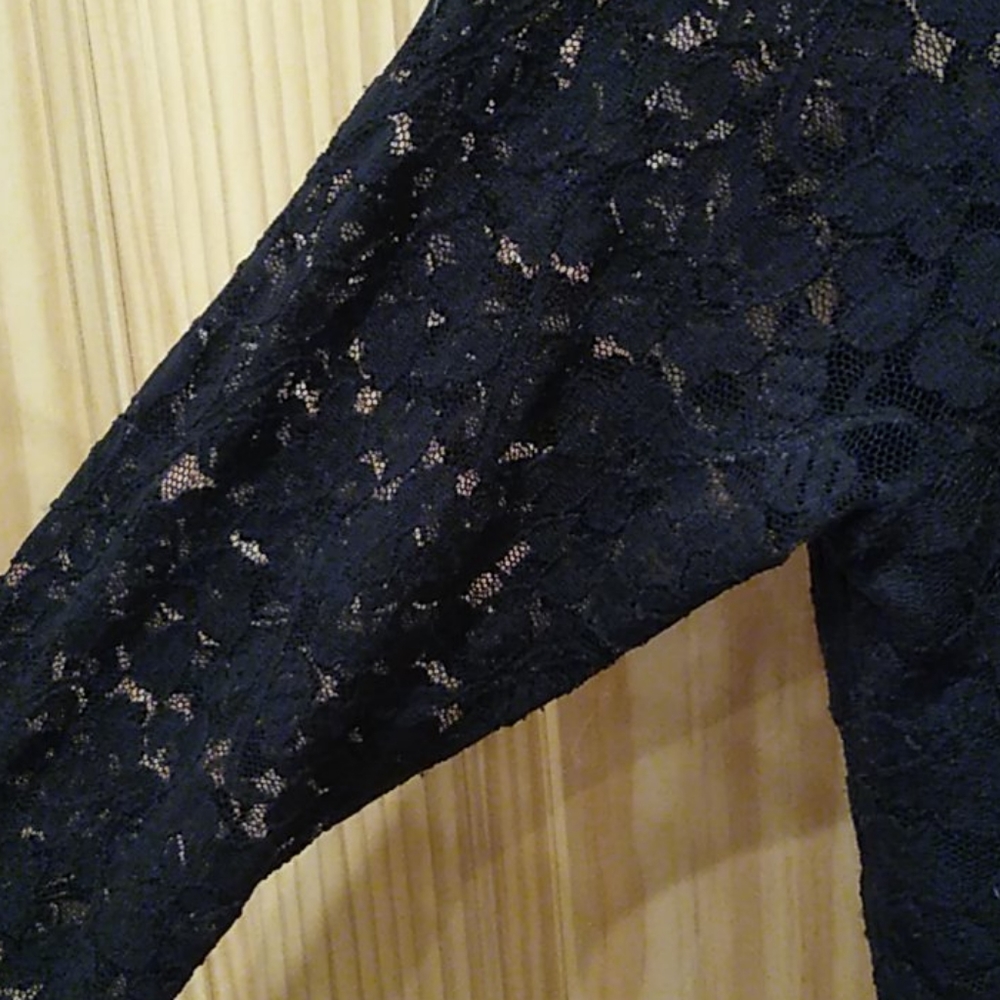 Black lace scoop neck long sleeve crop top - Picture 2 of 6